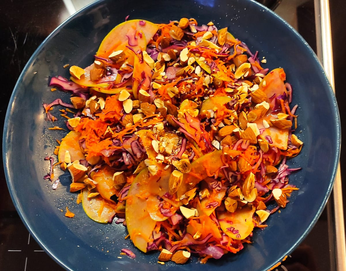 Салата с червено зеле и ябълка