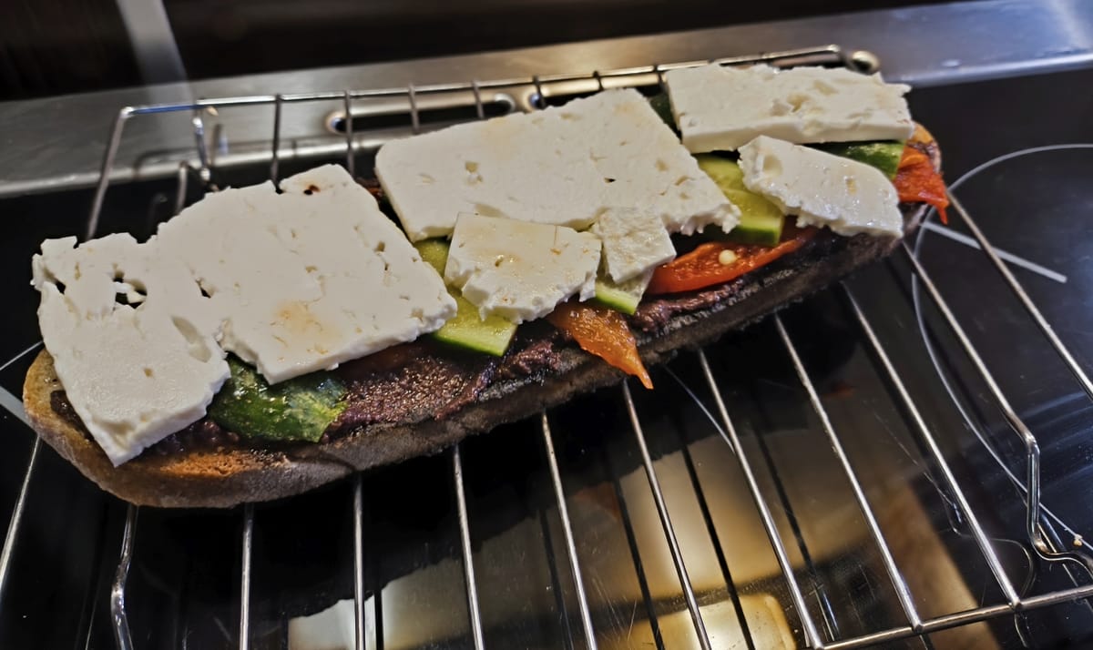 Сандвич с фета и маслинова паста