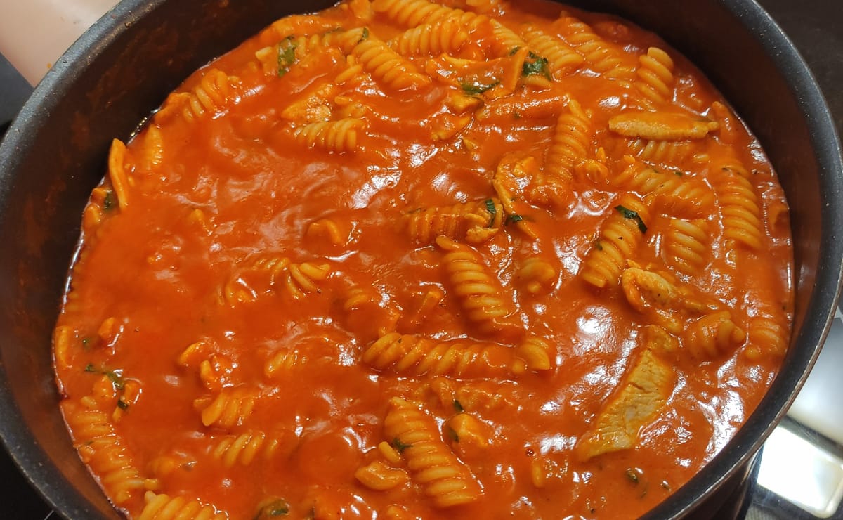 Доматена паста с пиле