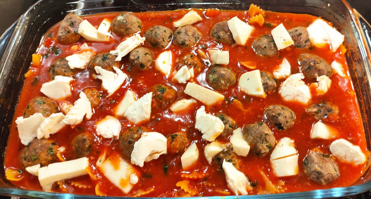 Запечени кюфтета с паста и доматен сос