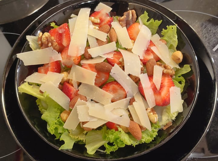 Пролетна салата с ягоди